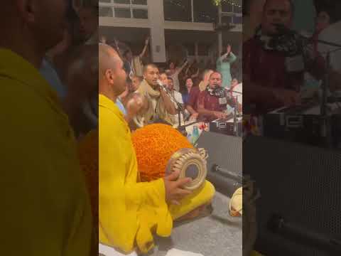 Caitanya Hari Prabhu’s powerful kirtan is electrifying the atmosphere with divine energy! 🎶🔥