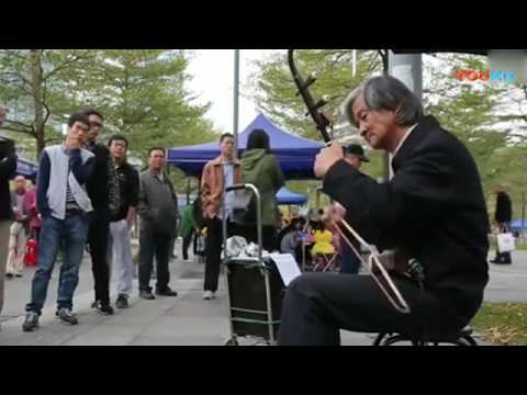 Street artist Erhu solo "Next Life Margin" passers-by crowded around街头艺人二胡独奏《来生缘》路人纷纷围观