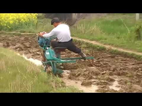 Simple rice field tillage machine is working