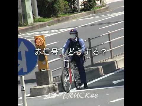 サイレンも赤灯なしの緊急走行で黄色線を車線変更したタクシーを追いかける自転車に乗った警察官