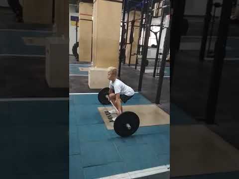 Cross fit kids  отработка рывок в сед.  Ребенок тренируется тяжелая атлетика