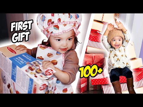 Opening my first Christmas presents🎁米娅第一次打开她的第一个圣诞礼物！