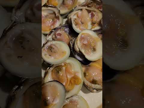 Raw seafood yes or no ? Raw littleneck clams #foodie #rawseafood ##shorts