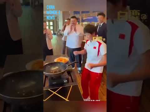 Olympic champion Quan Hongchan personally cooked a dish of scrambled eggs with tomatoes.