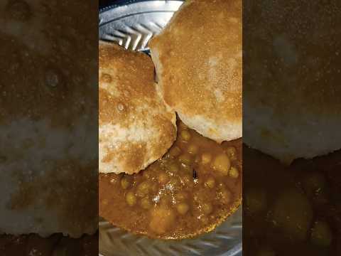 Chole bhature poori kurma in rain 🌧️ || #shortsfeed #trending #food #pspk #viralreels #celebrity #og