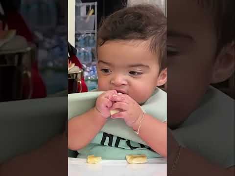 TWINS EAT BABANA FOR THE FIRST TIME - BABY TASE TE