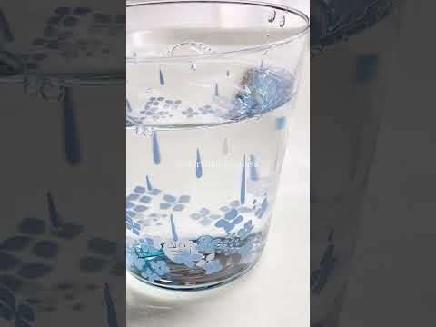 紫陽花💠の色が、冷たくなると色が変わる✨不思議なグラス。#colorchanging https://www.creema-springs.jp/projects/colorchange-glass