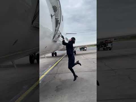 Esta chica intenta abrir la puerta del avión 👏