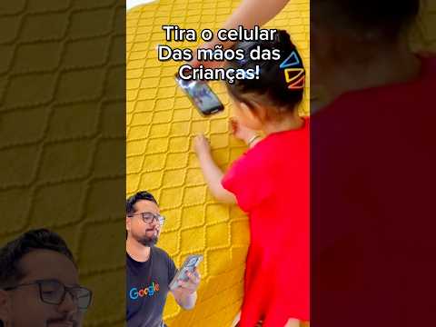 Tira o celular das mãos dos menores