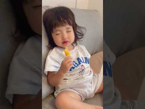 赤ちゃんあるある👶アイス食べながら眠気と戦って最後は、、、 #1歳9ヶ月 #shorts #baby