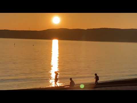 佐渡佐和田海岸の夕日。先週日曜日夕方頃、佐和田海岸のあめやの桟橋の近くを通りました。ちょうど夕日が沈み頃、子供たちが海岸で遊んでいました。なんと美しい✨波の音、絶景ですね。4Ｋでご覧ください。