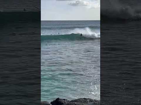 Small right with mini barrel #surfing #hawaii #frontside #smallwave #3footwave