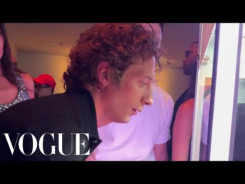 Jeremy Allen White Is a Claw Game Master