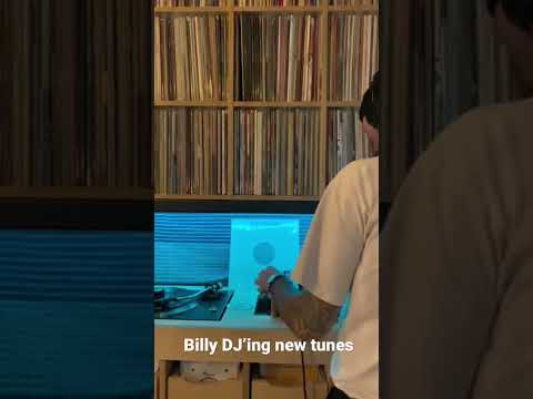 Billy spinning some unreleased music!