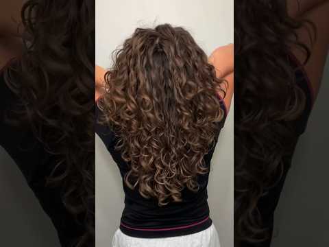 Refreshing curly hair after a workout #curlyhairroutine #refreshcurls #rizoscurls #curlyhaircare