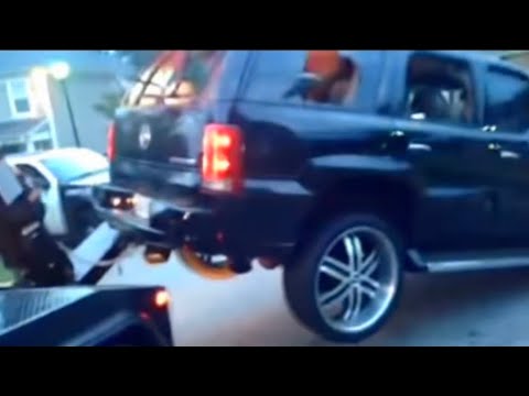 #Police standby as a crazy woman destroys the vehicle the #RepoMan is tryna get #Crazy #Reaction