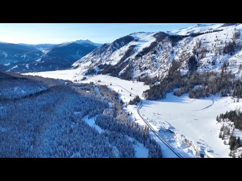 Xinjiang attracts tourists with breathtaking ice, snow scenery