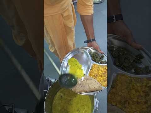 कृष्णा भक्तों का लंच प्रसाद 🦚🌼#youtubeshorts #lunch #food #shortvideo @KrishnBhakt12