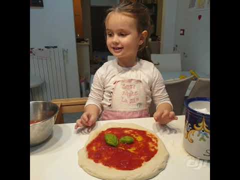 Giulia (3 anni) spiega come si fa la pizza