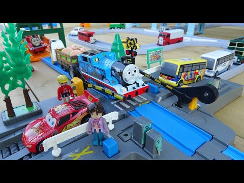 Plarail Big Bridge☆Play with Thomas and minicars on the station and crossing course