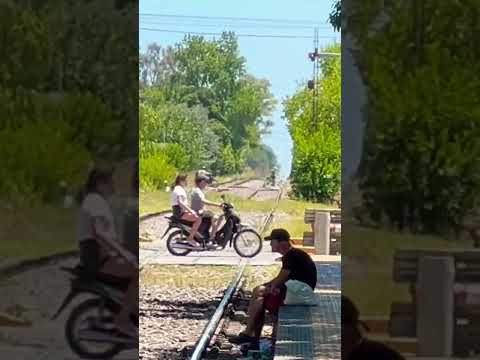 Las vías de pierden en un profundo horizonte y se produce fata morgana #shorts #tren #buenosaires