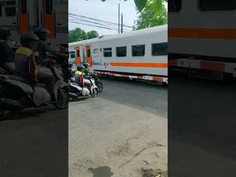 #shortvideo #kereta #kai #keretaindonesia #keretaapi #shorts #shortsvideo #shortsfeed #train #rail