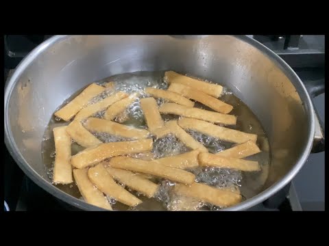 ಗರಿಗರಿಯಾದ ತಿನ್ನಲು ರುಚಿಯಾದ ಬೆಲ್ಲದ ಮುರುಕು । Jaggery Snacks Recipe/Sweet murukku