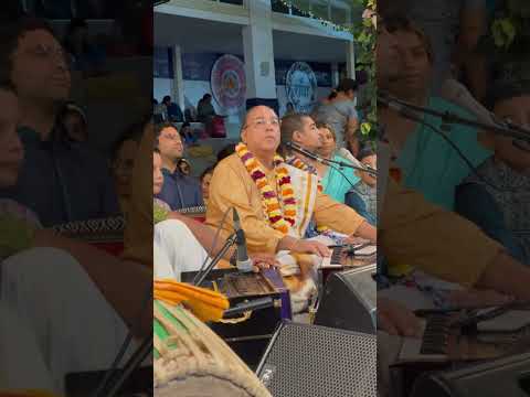 Swarupa Damodar Prabhu’s kirtan fills the space with deep devotion and spiritual energy! 🎶✨