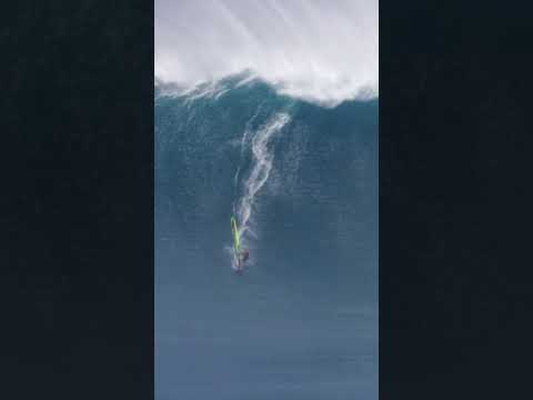 EXTREME BIG WAVE SURFING "JAWS" CRAZIEST WIPEOUT - ADAM WARCHOL • RAFAEL KROEFF #Shorts