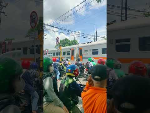 #shortvideo #keretaapi #palangperlintasankeretaapiindonesia #shortsvideo #kai #train #trains #fyp