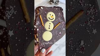 Snowman Bark - Simple Christmas Dessert #homemadegiftideas #chocolatebark #christmastreat #nobake