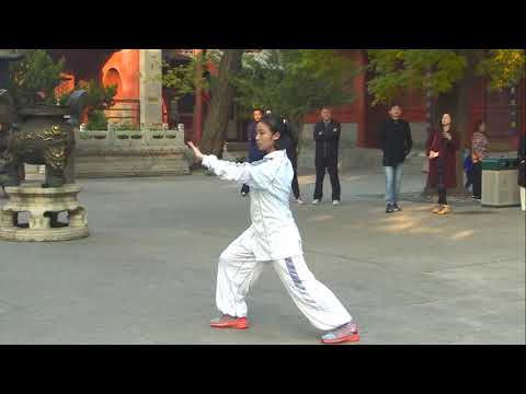 太极美女黄雪晴在白云观前表演一套太极拳，意境很美，羡煞众人！