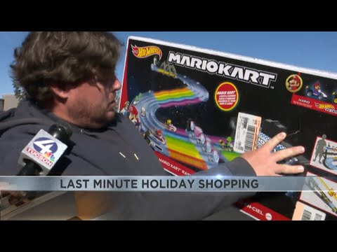 Tucsonans hit the mall for last minute holiday shopping