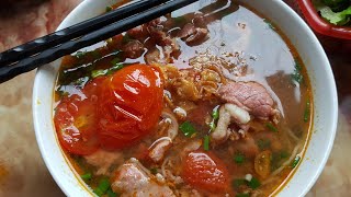 Bún Riêu อาหารเวียดนาม คือ ขนมจีนซุปมะเขือเทศ มีทั้งหมูทั้งเนื้อ