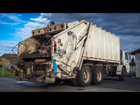 WhiteGMC WXLL - Leach Beta Rear Load Garbage Truck