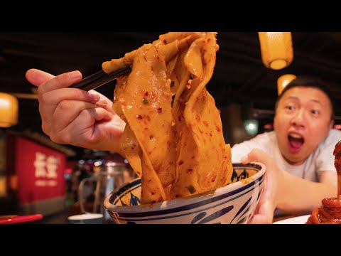 The Way Shaanxi Eat Noodles Will Make Me Crave It! Spicy Oil Splashes, Big Elbow Meat Hits the Soul​