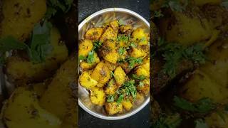 Aloo ki sukhi sabji tasty yummy 😋😋#alookisabjirecipe #patatorecipe #shortsfeed