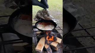 【焚き火でジブリ飯】雨の中、ジブリ飯っぽい朝食を食べる男。#shorts #キャンプ #キャンプ飯 #キャンプ料理 #camping #camp#車中泊 #ジブリ #ジブリ飯