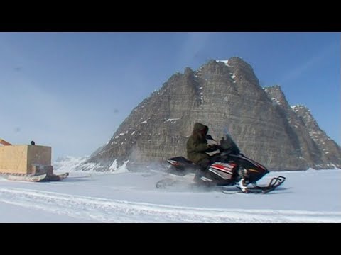 Route in snowmobile towards Maxwell Bay - Nanoq 2007 expedition