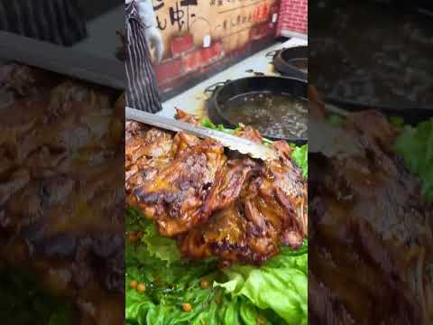 铁板鸡架，提前腌制好的鸡架，用铁板一压，外酥里嫩，超级下酒 #美食 #鸡架 #铁板鸡架