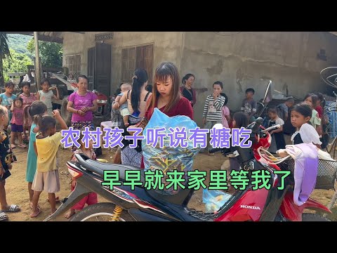 农村孩子很激动，好心中国大哥给他们买糖。早早就来家里等我了