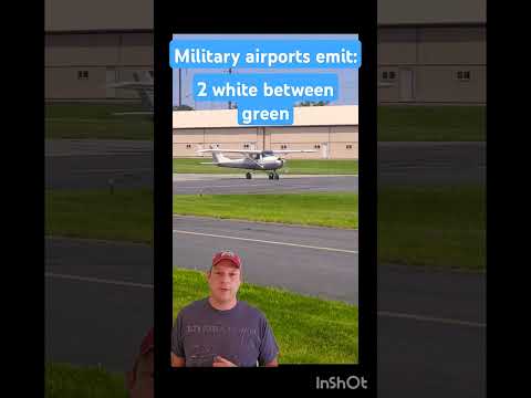 Military airport light flashes / Private Pilot