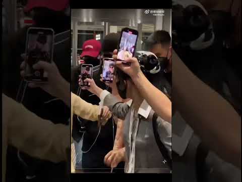 Xiao Zhan hounded by fans at Beijing airport 肖战北京机场遭粉丝围追堵截