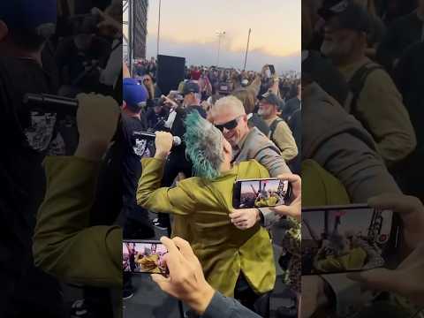 Dexter singing "Bro Hymn" with​⁠​⁠ @PennywiseOfficial  + Fat Mike at the final #nofx show. In LA.