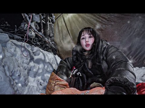 two women sleep without a tent on a 1400m snowy mountain at -15℃