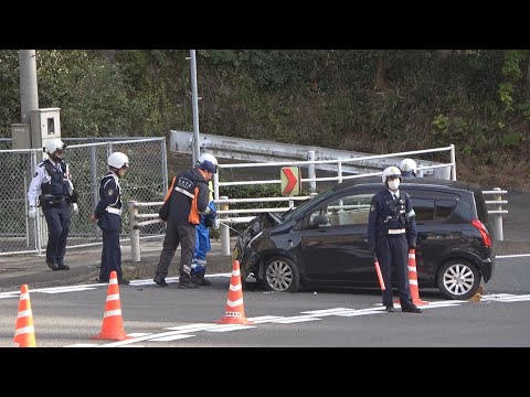 軽乗用車がガードパイプに衝突する単独事故　高齢女性が死亡　長崎県長与町