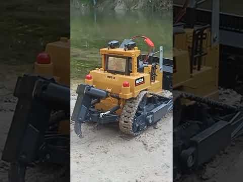 simulasi bulldozer mendorong tanah #rc #kontruksi #toys #rcconstruction #huina #mainananak #fyp