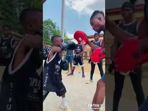 AMAZING PAD WORK SKILLS FROM A 7 YEAR OLD BOXING RISING STAR.