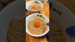 芸術品のように盛り付けられたツヤッツヤのラーメン