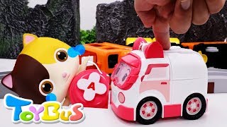 列車が脱線した！救急車 出動！ケガ人をたすけて！❤トイバス（ToyBus) キッズ おもちゃアニメ